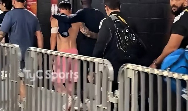0-4！梅西和U40队友被打花！温馨一幕：梅西和对手搂着背离开球场