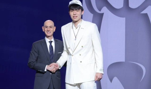 美记:杨瀚森比赛感觉和约基奇很像 空间感知能力好